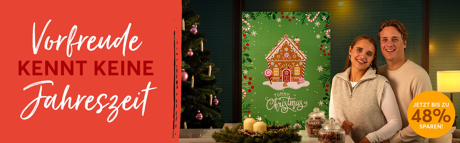 Ein Geschenk in brandnooz grün mit weihnachtlichen Motiven verspricht: "Adventskalender 2025 Vor Vor Vorfreu-Deal zum besten Preis"