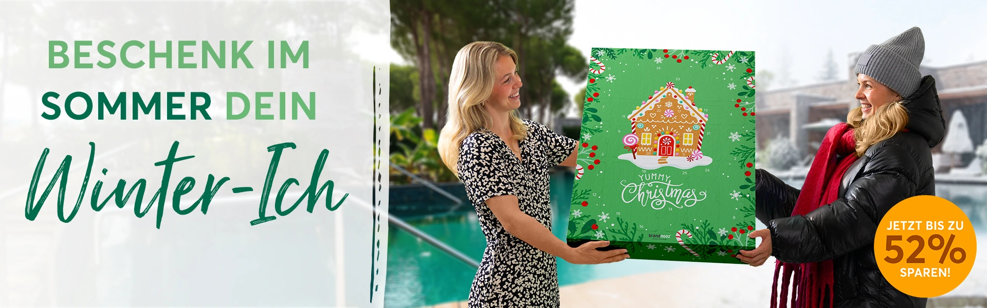 Ein Geschenk in brandnooz grün mit weihnachtlichen Motiven verspricht: "Adventskalender 2025 Vor Vor Vorfreu-Deal zum besten Preis"