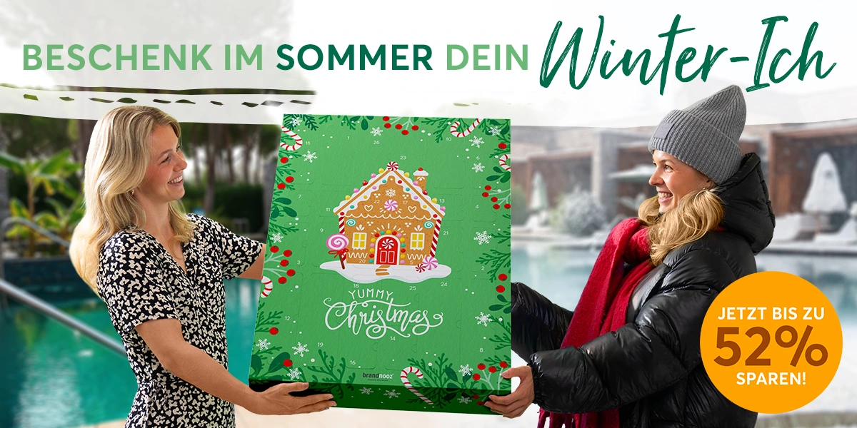 Ein Geschenk in brandnooz grün mit weihnachtlichen Motiven verspricht: "Adventskalender 2025 Vor Vor Vorfreu-Deal zum besten Preis"
