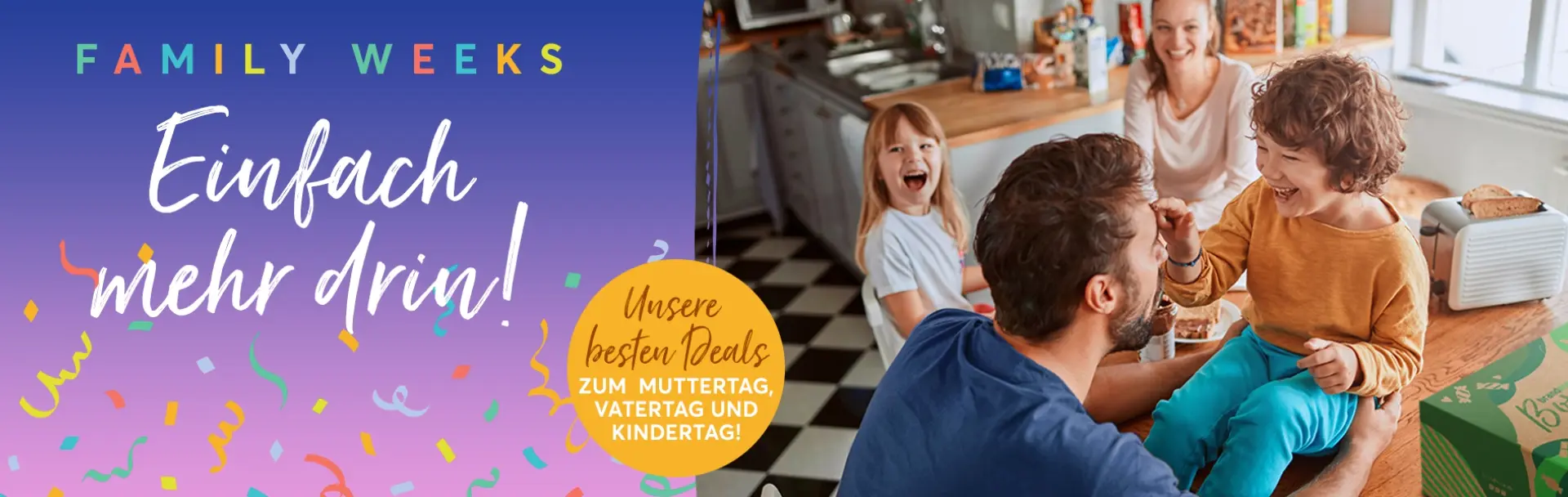 Eine glückliche Familie mit Vater, Mutter sowie einem kleinen Jungen und einem kleinen Mädchen haben sichtlich Spaß mit der brandnooz Box.