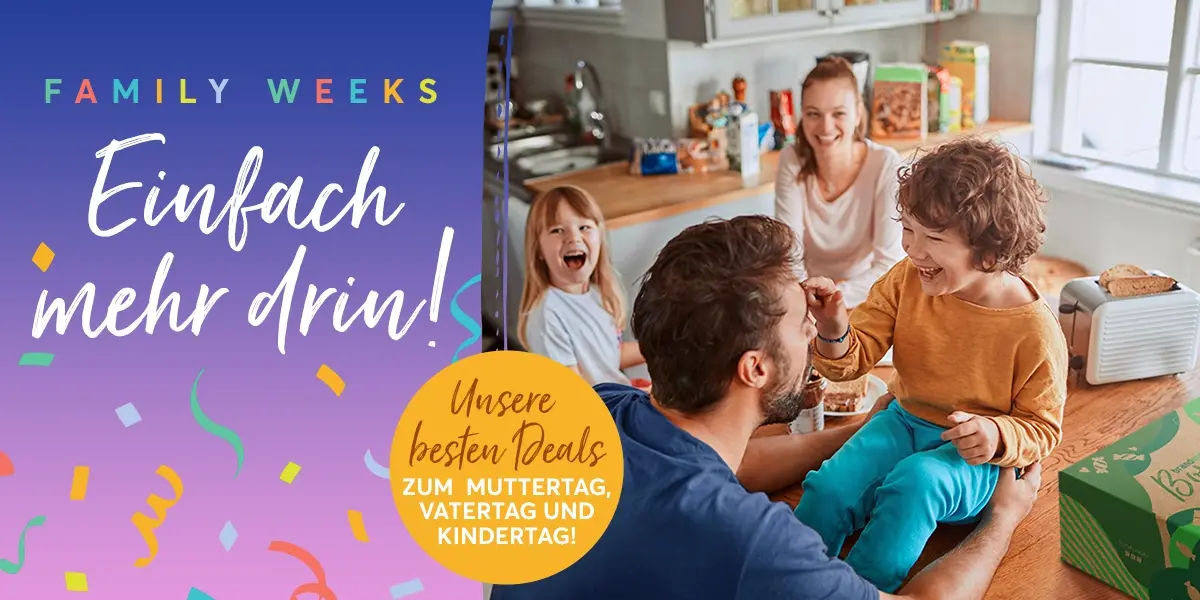 Eine glückliche Familie mit Vater, Mutter sowie einem kleinen Jungen und einem kleinen Mädchen haben sichtlich Spaß mit der brandnooz Box.