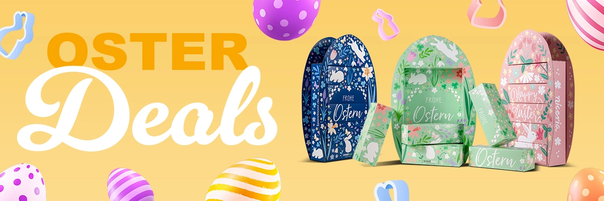 Mutter und Sohn sitzen in einem gemütlichen Wohnzimmer vor dem Sofa auf dem Boden. Zwischen ihnen steht das bunt dekorierte, riesiges brandnooz Osterei mit der Aufschrift "Frohe Ostern". Das Ei ist fast genauso groß wie der etwa 8 jährige Junge.