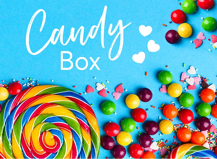 Ein Bunter Mix an Süßigkeiten wie Lollis, Smarties, M&Ms und Zuckerherzen auf blauem Hintergrund verspricht viele süße Versuchungen - mit der brandnooz Candy Box!